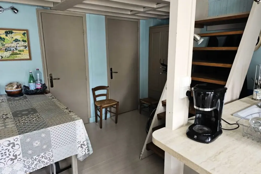 Studio met Mezzanine In Villa Du 19eme, Parkeren