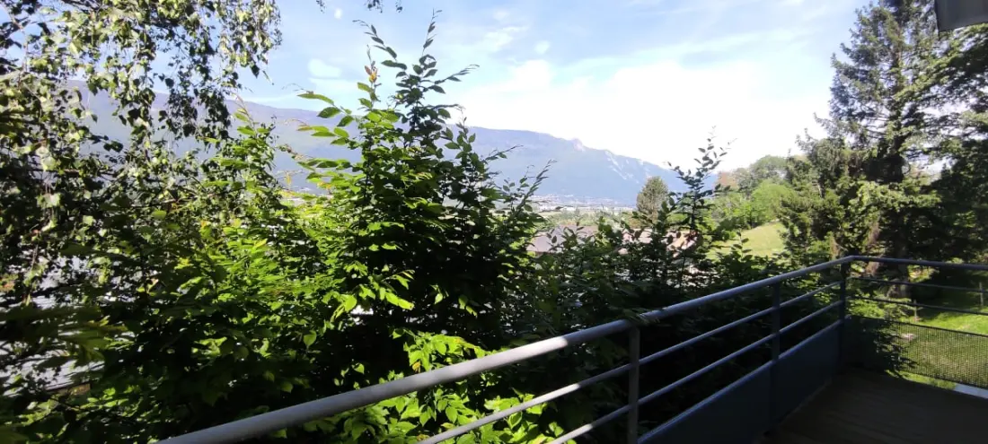 Szép új ház a városok és a tavak között